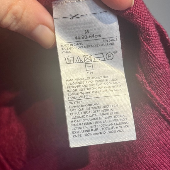 Banana Republic | Cranberry Color Merino Wool V-Neck Sweater Sz M - Picture 6 of 11